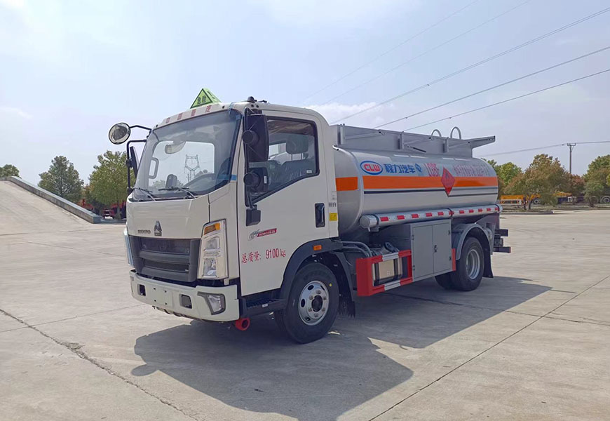 程力危化重汽豪沃五噸加油車|6.2方油罐車