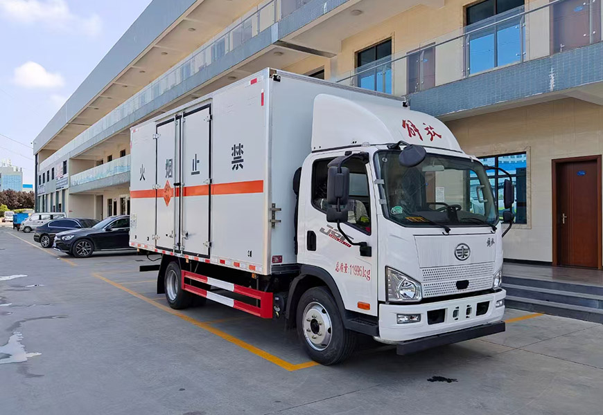 國(guó)六解放J6F危險(xiǎn)品廂式運(yùn)輸車|爆破器材運(yùn)輸車